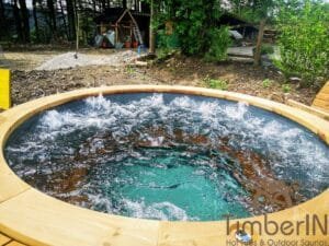 Outdoor wooden hot tub (3)